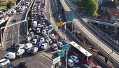 SVE TRI TRAKE NA AUTOKOMANDI PREPLAVLJENE VOZILIMA: Saobraćajne gužve na nekoliko lokacija u Beogradu