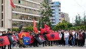 ПРОВОКАЦИЈЕ АЛБАНАЦА: Огрнули се заставом терористичке ОВК и вређају, док Срби мирно протестују (ФОТО/ВИДЕО)