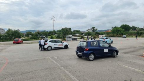 DOJADILE IM PLATE NA LERU:  Štrajk instruktora vožnje u Nišu