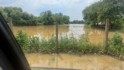 U KUĆE ULAZE UZ POMOĆ MERDEVINA: U lozničkom kraju kuće i dalje poplavljene, najgore u Runjanima