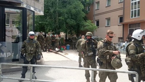 (УЖИВО) СРБИ МИРНО ПРОТЕСТУЈУ НА СЕВЕРУ КиМ: Албански екстремисти се окупљају у јужној Митровици (ФОТО)