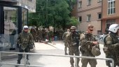 СРБИ МИРНО ПРОТЕСТУЈУ НА СЕВЕРУ КиМ: Албански екстремисти се окупљају у јужној Митровици (ФОТО)