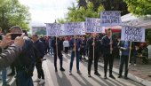ЗАШТО МИ КУРТИ СНАЈПЕРОМ НИШАНИ ДЕТЕ? Срби мирно протестују у Звечану - пред бодљикаву жицу дошли с порукама (ФОТО)