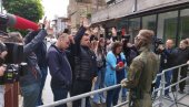 PROFESORI IZ ZVEČANA TRAŽE DA UĐU U ŠKOLU: Srbi se okupljaju na najmasovnijem skupu