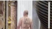 СКАНДАЛ У ЦРКВИ СВЕТОГ ПЕТРА У РИМУ: Наг мушкарац се попео на олтар, на леђима имао исписану поруку