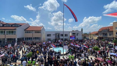 (UŽIVO) PETI DAN PROTESTA SRBA NA SEVERU KiM: Promenjen pečat opštine Severna Mitrovica; Podrška Srbima na severu KiM (FOTO/VIDEO)