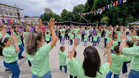 РАЗИГРАНЕ УЛИЦЕ: Плес предшколаца на градском тргу у Лесковцу (ФОТО)