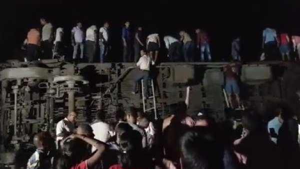 НАЈМАЊЕ 50 ЉУДИ ПОГИНУЛО: Тешка несрећа, воз искочио из шина - чак 300 људи повређено после судара у Индији (ВИДЕО)