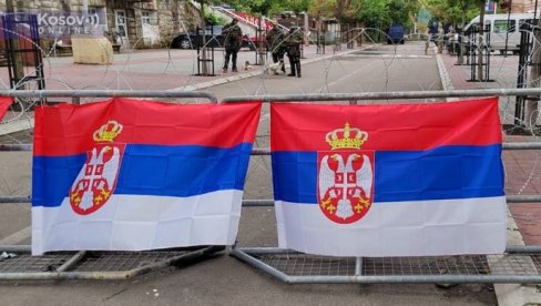 DVANAESTI DAN PROTESTA U ZVEČANU: Srbi i danas okupljeni ispred zgrade opštine