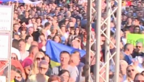 ДОШЛИ ДА ПОДРЖЕ ВЛАСТ У КИЈЕВУ: Украјинска застава на протесту у Београду (ФОТО)