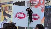 NOVOSADSKI NAPREDNJACI OŠTRO REAGOVALI: Odvratan prizor obešenog predsednika na protestu “Protiv nasilja” (FOTO)