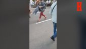 VULGARNOST I TUČA: Na protestu protiv nasilja kaišem na čoveka uz psovku J*ebe li ti majku Američku (VIDEO)