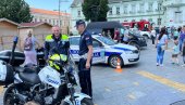 DECA I POLICAJCI U CENTRU: Dan MUP u Zrenjaninu obeležili sa najmlađima (FOTO)