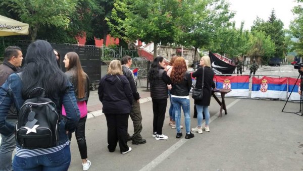 РАДНИЦИ И ДАНАС ИСПРЕД БОДЉИКАВЕ ЖИЦЕ: Срби на северу КиМ и данас се окупљају испред зграда општине