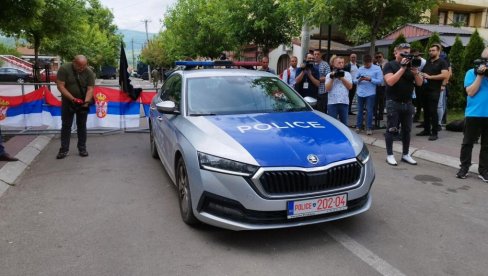 PROVOKACIJA POLICIJE LAŽNE DRŽAVE: Ušli vozilom među Srbe koji mirno protestuju (FOTO/VIDEO)