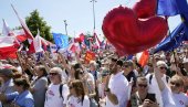 БУНТ НА УЛИЦАМА ВАРШАВЕ:  Скоро пола милиона грађана демонстрирало против пољске владајуће партије