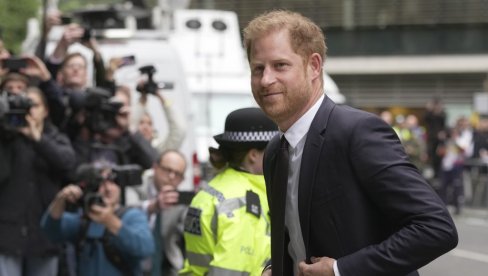 HARI SE POJAVIO U SUDU U LONDONU: Princ svedoči u procesu koji je pokrenuo protiv tabloida
