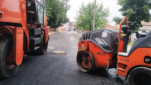 НОВИ КОЛОВОЗ У ПАРАЋИНУ: Први асфалтни слој за Улицу Николе Пашића (ФОТО)