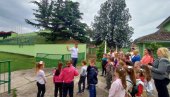 „OTVORENA VRATA“ PARAĆINSKOG FK JEDINSTVO: Predškolci trenirali i šutirali loptu na stadionu  (FOTO)