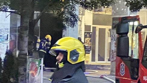 POŽAR NA BANJICI: Vatra buknula u stanu, šest vatrogasnih vozila na terenu