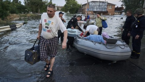 СПАСИОЦЕ ЧЕКАЛИ НА КРОВОВИМА И ДРВЕЋУ: Хиљаде грађана у Херсонској области морале су да напусте поплављене домове