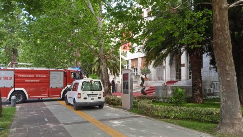 DOJAVA O BOMBI: Evakuisana zgrada Skupštine Crne Gore (VIDEO)