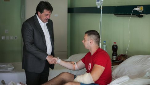 NEĆEMO DOZVOLITI DA POLICAJCI BUDU META: Ministar Gašić obišao ranjenog pripadnika Žandarmerije (FOTO)
