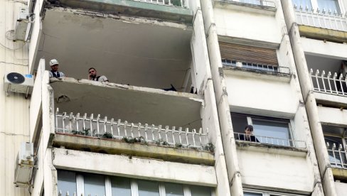 PALA TERASA SA 11. SPRATA SOLITERA: Drama u Bulevaru Mihajla Pupina na Novom Beogradu (FOTO, VIDEO)
