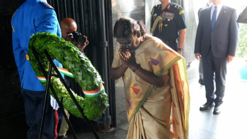 ЗАУВЕК ЋЕ ОСТАТИ УПАМЋЕНИ Председница Индије положила венац на Споменик незнаном јунаку на Авали (ФОТО)