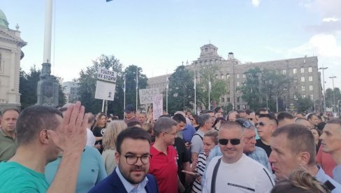 (UŽIVO) POLITIČKI PROTESTI U BEOGRADU: Seka Sabljić na protestu govorila o vremenu kad su Srbijom vladali oni koji organizuju ove proteste