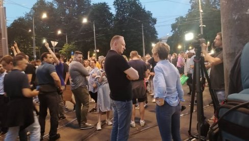 (UŽIVO) POLITIČKI PROTESTI U BEOGRADU: Seka Sablić pričala o vremenu kad su Srbijom vladali oni koji organizuju protest