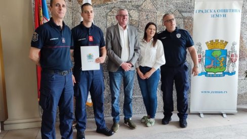 PRIZNANJA TATJANI I LUKI Opština Zemun nagradila najboljeg policajca i vatrogasca