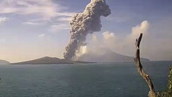 ПРОРАДИО ЈЕДАН ОД НАЈОПАСНИЈИХ ВУЛКАНА: Седам ерупција на Анак Кракатауу (ВИДЕО)