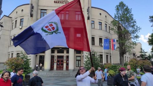 ХОЋЕ ДА МЕЊАЈУ ЗАСТАВУ СРБИЈЕ: Георгијев и Бешири родоначелници новог захтева политичких протеста (ФОТО)