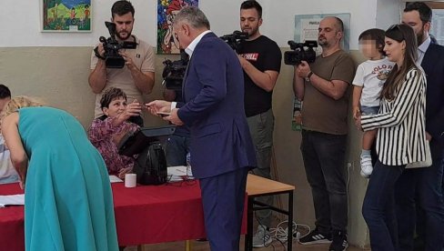 MILO NA BIRAČKOM MESTU SA SUPRUGOM, SINOM, SNAJOM I UNUKOM: Đukanović više ne glasa kao predsednik države i partije (VIDEO)