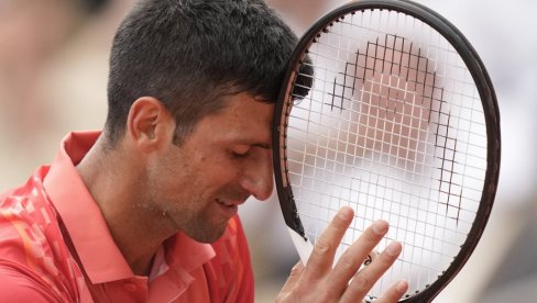ĐOKOVIĆ - SERUNDOLO: Novak igra teže povređen, kakva drama na Rolan Garosu!