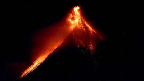 НАПЕТО НА ФИЛИПИНИМА: Активирао се вулкан Мајон, хиљаде људи у приправности (ВИДЕО)