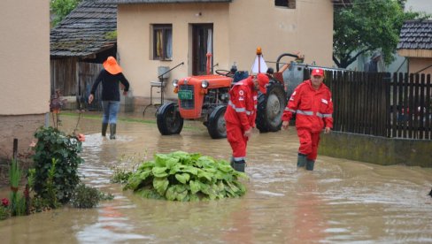 PROGLAŠENA VANREDNA SITUACIJA: Izlila se reka Trsten - spasilačke ekipe u Svilajncu na terenu (FOTO)