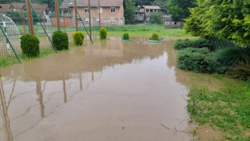У ПРЊАВОРУ 20 КЛИЗИШТА:  Поплаве праве  велику штету у Српској