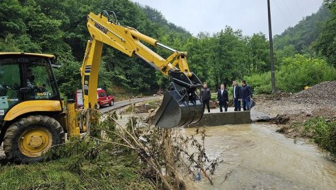 ВОДА ОДНЕЛА ПУТЕВЕ И МОСТ: Катастрофалне последице од поплава подно Мајевице (ФОТО)