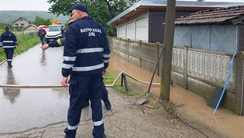 КРИТИЧНО НА ВИШЕ ЛОКАЦИЈА: Због поплава заседао параћински Штаб за ванредне ситуације (ФОТО)