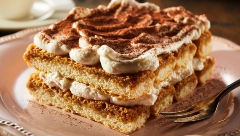 KREMASTA TIRAMISU TORTA: Brzi desert od piškota i kremastog fila jedan je od najomiljenijih na svetu