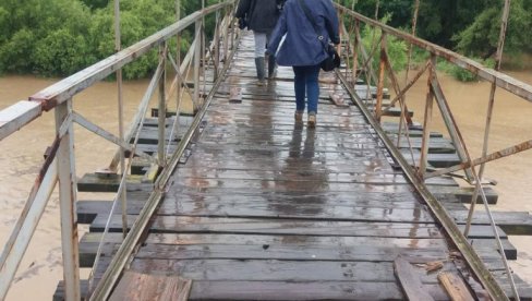 ПЕШАЧКЕ СТАЗЕ, ШИРОК ТРИ МЕТРА: Свилајначко село Војска добија мост (ФОТО)