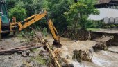 SVA MEHANIZACIJA NA TERENU: U rekovačkim selima uklanjaju posledice poplava (FOTO)