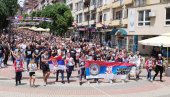 DECA NA ČELU POVORKE: Mirna protestna šetnja u Kosovskoj Mitrovici zbog hapšenja Miluna Milenkovića (VIDEO)