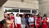 VETAR U LEĐA: Na stotine navijača Zvezde sačekalo igrače nakon treninga (FOTO/VIDEO)