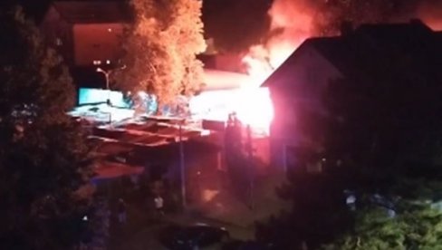 PIJACA U PLAMENU: Ogroman požar izbio oko ponoći u centru Bačke Palanke (VIDEO)
