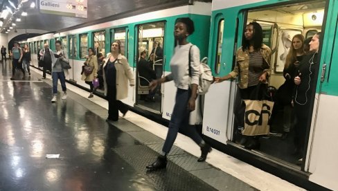 БЛОКИРАНИ У ТУНЕЛУ ДВА САТА, ЗБОГ ВРУЋИНЕ БЕЖАЛИ ИЗ ВАГОНА: Несхватљив инцидент у париском метроу