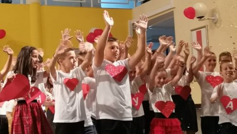 НЕК СВУГДЕ ЉУБАВ СЈА: Завршна приредба у школи ОШ Петар Враголић у Љубовији