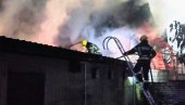 IZGORELA KINESKA ROBNA KUĆA: Požar na Gradskoj pijaci u Bačkoj Palanci pričinio ogromnu štetu (VIDEO)